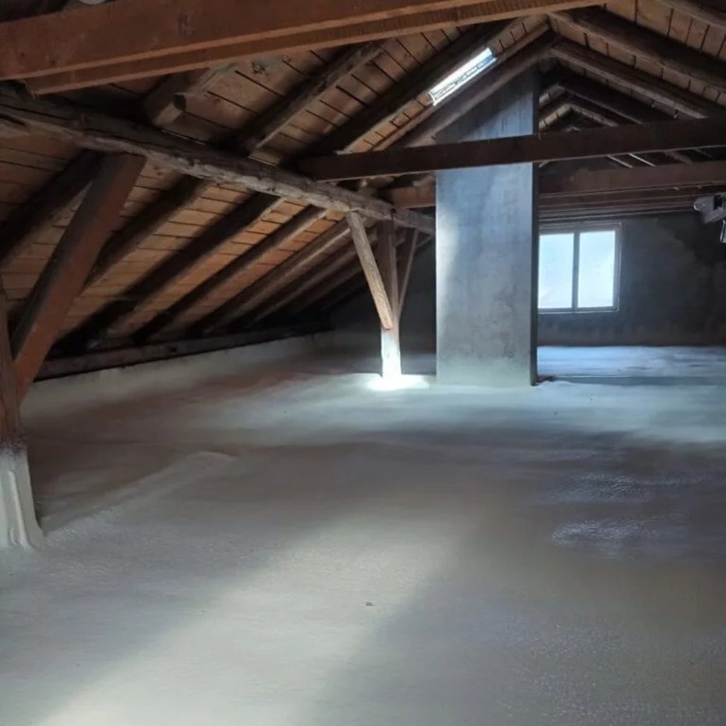 Tavan nakon nanošenja kanadske pene otvorenih ćelija na tavansku ploču