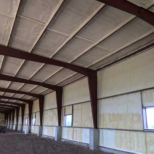 Izolacija limenog poljoprivrednog objekta kanadskom penom – zatvaranje spojeva i smanjenje kondenzacije